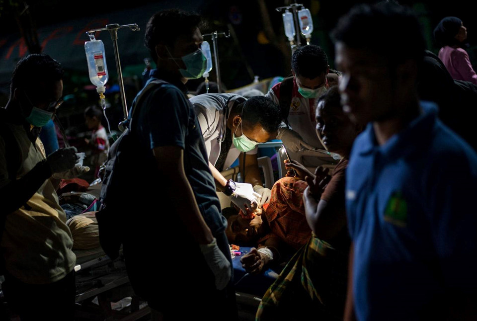 Các bệnh viện hiện bị hư hỏng nặng nề. Các bác sĩ và nhân viên cứu hộ xếp giường bệnh ở trong bóng mát hoặc các túp lều cho những người bị thương. Kurrniawan Eko Wibowo, một bác sĩ địa phương, nói rằng đa số bị thương ở đầu hoặc gãy xương. “Chúng tôi thiếu cơ sở hạ tầng để thực hiện các cuộc phẫu thuật, chúng cần được thực hiện trong một nơi vô trùng,” Wibowo nói.