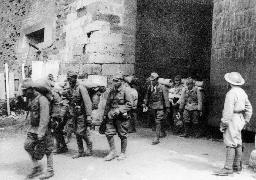 Theo thống kê của nhiều nhà sử học, số lượng người Trung Quốc thiệt mạng và bị thương do sự tàn bạo của quân Nhật trong Chiến tranh Thế giới thứ hai có thể lên tới 35 triệu người - chiếm 1/3 số thương vong dân thường trong toàn bộ cuộc chiến. Ảnh: Lính Nhật rút khỏi Nam Ninh, Trung Quốc dưới sự giám sát của người Anh. Nguồn ảnh: Ecns.