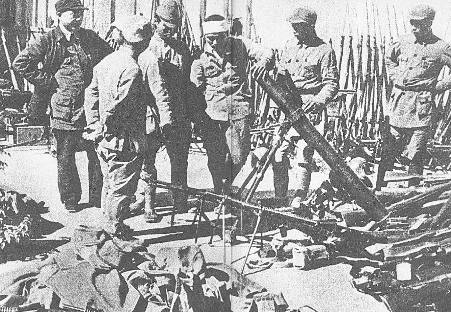 Do hoàn toàn trung thành với Nhật Hoàng nên ngay khi lời tuyên bố buông khí giới đầu hàng vô điều kiện được đưa ra, phần lớn các lực lượng vũ trang Nhật Bản đều tuân lệnh ngay lập tức. Chỉ có một số ít các đơn vị nhỏ lẻ, không có thông tin liên lạc là không nhận được chỉ thị đầu hàng này. Nguồn ảnh: Ecns.