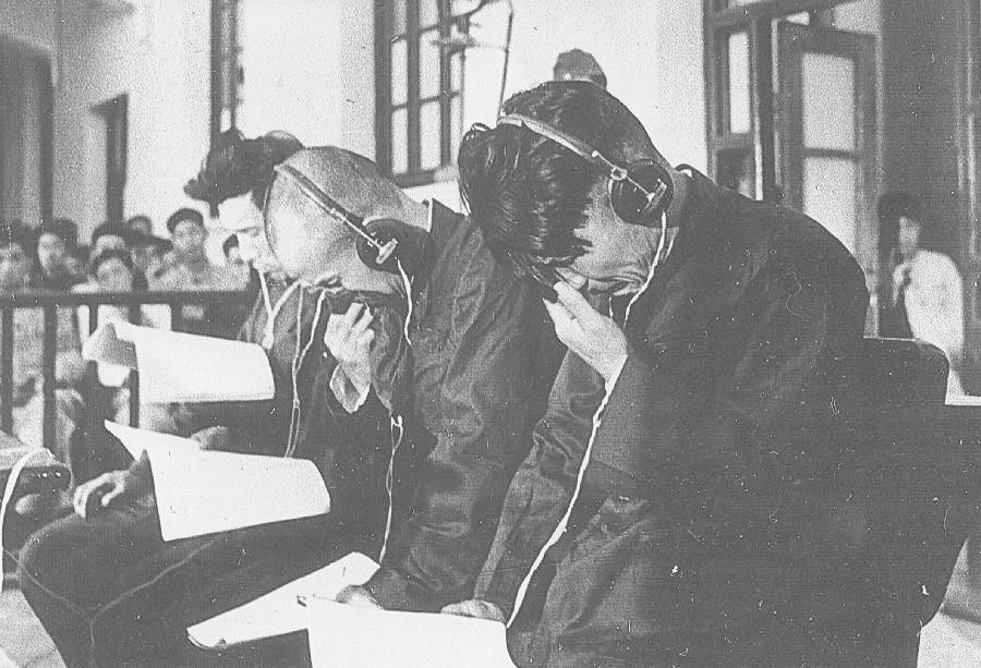 Bức ảnh chụp vào năm 1954, trong ảnh là các bị cáo bao gồm các tướng lĩnh, bác sĩ của Quân đội Nhật Hoàng, đang bị mang ra xét xử với tội ác chống lại loài người về những mệnh lệnh và thử nghiệm mang tính diệt chủng họ đã thực hiện lên tù nhân của mình. Nguồn ảnh: Ecns.