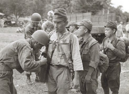 Chính vì vậy, hai quả bom nguyên tử đã được thả xuống ở Hiroshima và Nagasaki để buộc Nhật phải đầu hàng. Hai quả bom nguyên tử này đã giết chết khoảng 100.000 người Nhật ngay lập tức và làm nhiều chục nghìn người khác chết sau đó vài năm do nhiễm xạ. Tuy nhiên, tổng cộng chỉ có 120 quân nhân Nhật thiệt mạng trong hai vụ thả bom nguyên tử này. Nguồn ảnh: Ecns.