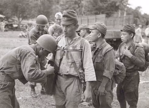 Chính vì vậy, hai quả bom nguyên tử đã được thả xuống ở Hiroshima và Nagasaki để buộc Nhật phải đầu hàng. Hai quả bom nguyên tử này đã giết chết khoảng 100.000 người Nhật ngay lập tức và làm nhiều chục nghìn người khác chết sau đó vài năm do nhiễm xạ. Tuy nhiên, tổng cộng chỉ có 120 quân nhân Nhật thiệt mạng trong hai vụ thả bom nguyên tử này. Nguồn ảnh: Ecns.
