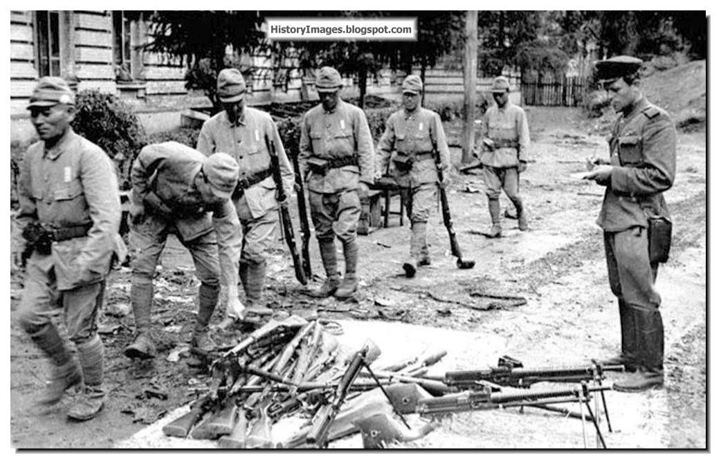 Lính Nhật giao nộp vũ khí cho Hồng quân Liên Xô để đầu hàng. Tổng cộng tới khi đầu hàng, Nhật cũng chỉ còn khoảng 1,3 triệu quân, trong đó hơn 700.000 quân đóng ở Mãn Châu Lý - Bắc Trung Quốc. Số còn lại, đóng quân rải rác khắp châu Á Thái Bình Dương. Nguồn ảnh: Ecns.