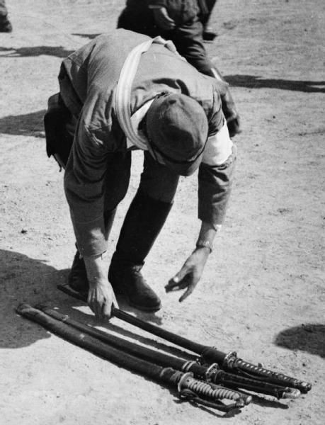 Mặc dù lời tuyên bố đầu hàng vô điều kiện được Nhật Hoàng phát đi vào 12:00 phút ngày 15/8/1945 và quân Nhật đã gần như buông súng trên khắp nơi ngay trong chiều ngày hôm đó, tuy nhiên Hồng quân Liên Xô vẫn tiếp tục tiến quân và chiếm trọn đảo Kuril trước khi bắt tay vào việc giải giáp quân Nhật. Nguồn ảnh: Ecns.