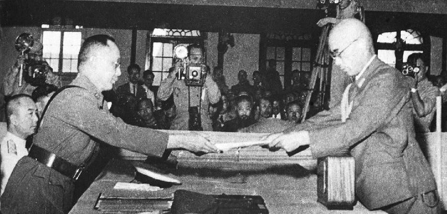 Tiếp theo đó, vào ngày 9/9/1945, Hà Ứng Lâm - một tướng chỉ huy cấp cao trong quân đội Quốc Dân Đảng đã đại diện cho Trung Quốc chấp thuận cho quân Nhật Bản đầu hàng vô điều kiện tại Nam Kinh. Các ngày sau đó kéo theo sự xụp đổ của quân đội Nhật Hoàng trên khắp Mặt trận Thái Bình Dương. Nguồn ảnh: Ecns.