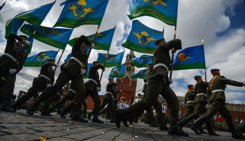  Lực lượng Đổ bộ Đường không Nga duyệt binh qua Quảng trường Đỏ trong lễ kỷ niệm 83 năm ngày thành lập của binh chủng này. Nguồn ảnh: Sputnik.