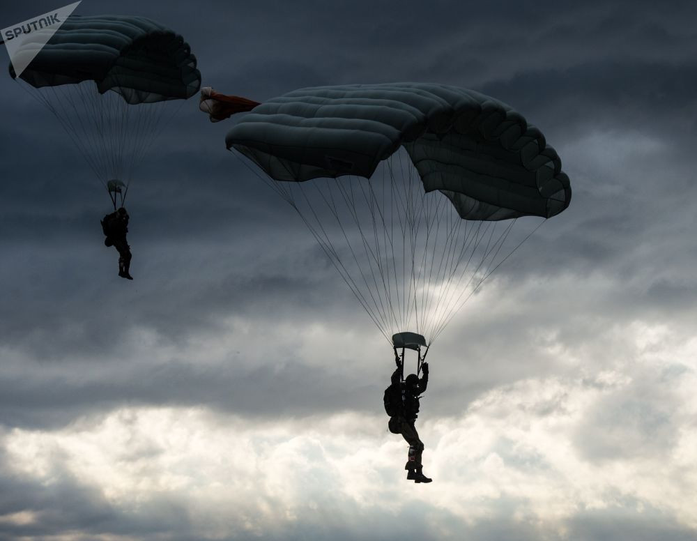 Lính dù VDV của Nga chuẩn bị tiếp đất trong cuộc tập trận Slavic Brotherhood-2016 diễn ra ở Serbia với sự tham gia của Nga, Belarus và Serbia. Nguồn ảnh: Sputnik.