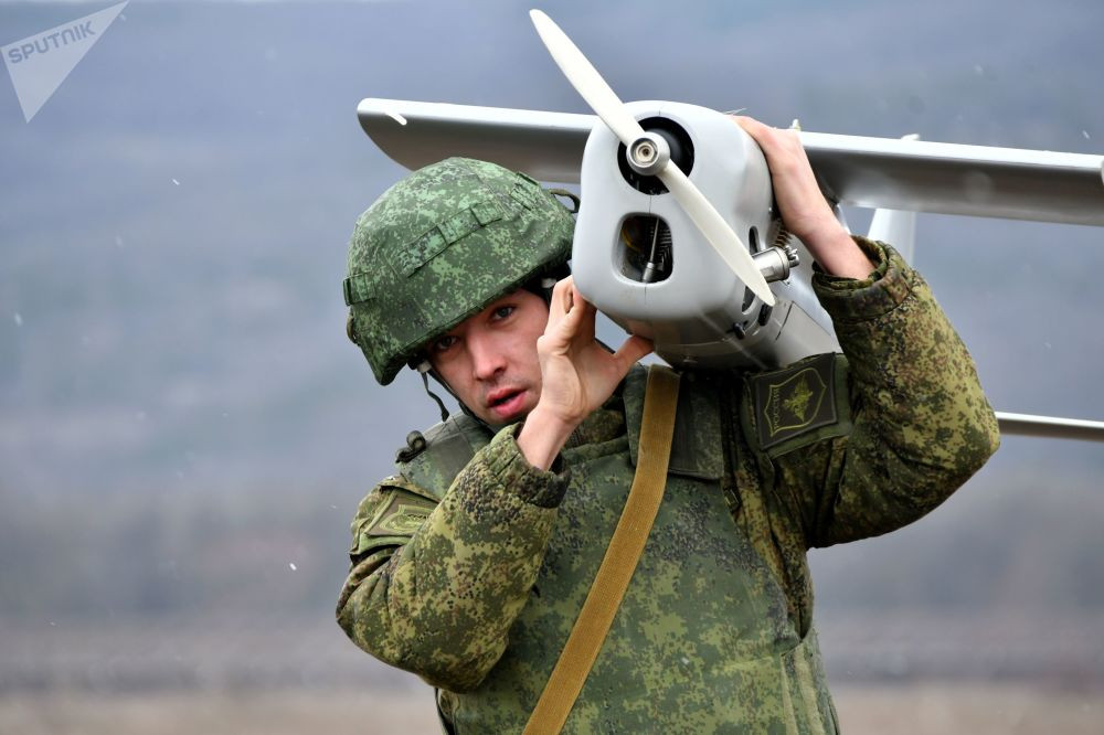 Lực lượng dù Nga hiện nay cũng được tiến lên hiện đại hoá cùng các binh chủng khác trong quân đội nước này. Trong ảnh là lính dù Nga đang vác trên vai chiếc máy bay không người lái. Nguồn ảnh: Sputnik.