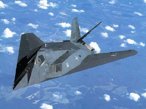 F-117 Nighthawk không mang radar. Thay vào đó, nó được trang bị hệ thống hoa tiêu định vị tinh vi và các hệ thống tấn công tích hợp vào bên trong một hệ thống điện tử tổng thể - tuy nhiên không có radar để giảm thiểu khả năng bị phát hiện trên không. Nguồn ảnh: Docment.
