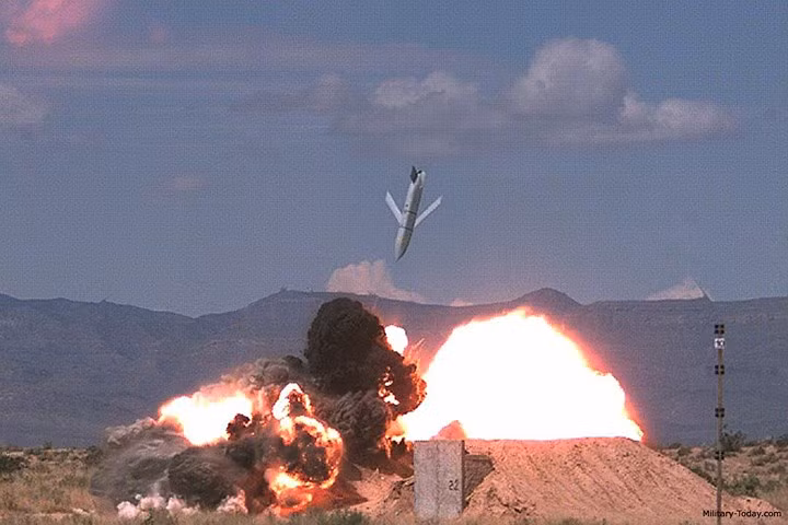 Tên lửa lắp động cơ tuốc bin phản lực Teledyne CAE J402-CA-100 cho tầm bắn 370km, biến thể AGM-158B đạt tầm 1.000km. Ảnh: Military-Today.