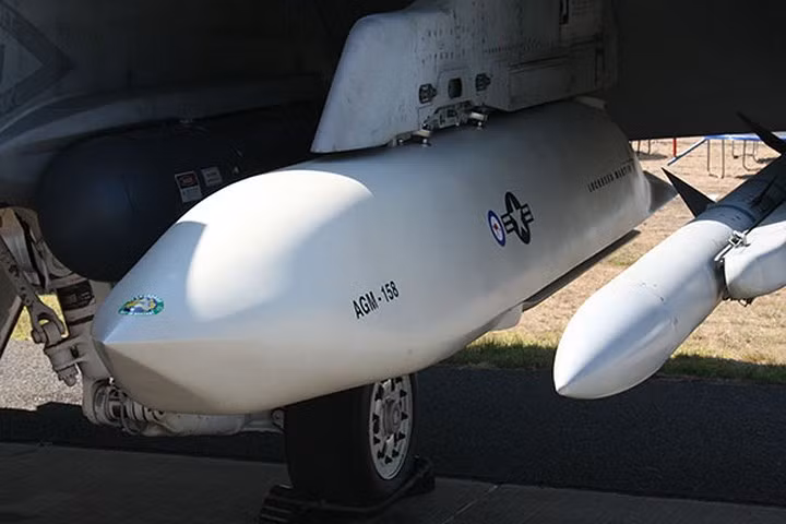 Với đầu đạn nặng tới 450kg, tên lửa AGM-158 JASSM có thể phá hủy bất cứ mục tiêu nào, kể cả những boongke ngầm dưới lòng đất. Ảnh: airforce-technology.