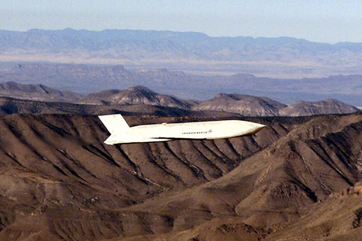 AGM-158 JASSM dài 4,72m, sải cánh 2,4m. Ảnh: airforce-technology.