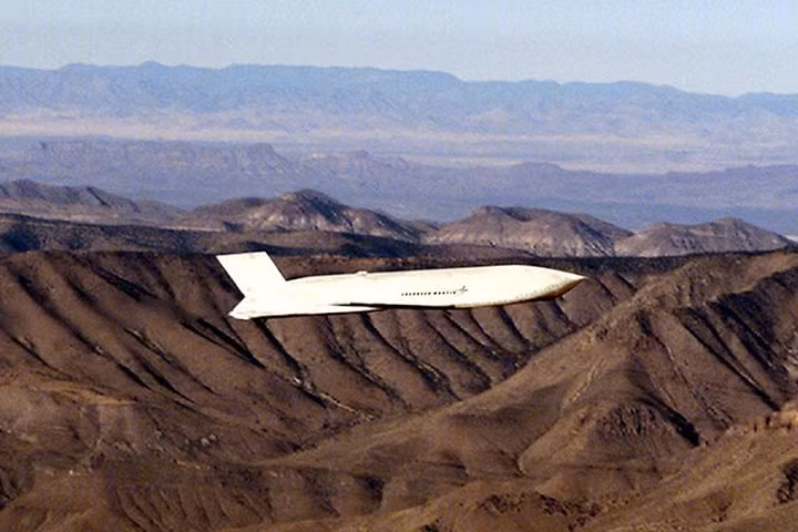 AGM-158 JASSM dài 4,72m, sải cánh 2,4m. Ảnh: airforce-technology.