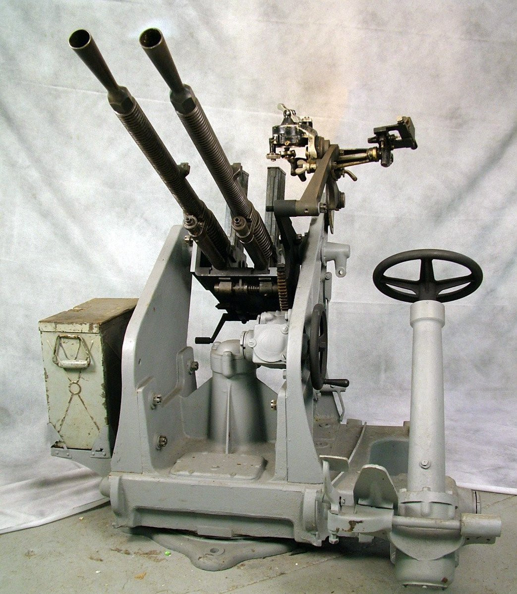 Được xếp vào loại súng máy hạng nặng, khẩu súng máy nay được Nhật chế tạo dựa trên chuyển nhượng quyền thiết kế được Hotchkiss ký kết với Quân đội Nhật Hoàng giai đoạn đầu những năm 30 của thế kỷ trước.