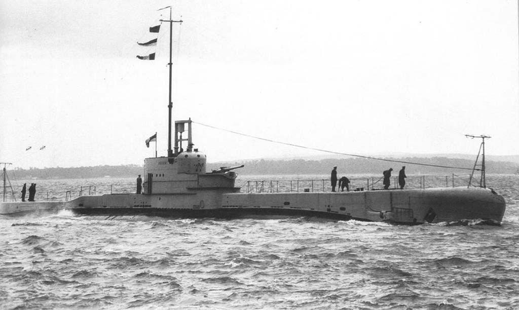 Cách thức hiệu quả nhất là nghe tiếng tàu ngầm đối phương va chạm với đáy biển và tiếng vỏ tàu ngầm bị áp suất quá lớn của nước đè bẹp kêu "cọt kẹt" dưới đáy biển. Tuy nhiên không phải lúc nào những âm thanh này cũng là thật vì các kíp lái tàu ngầm có rất nhiều mánh khoé khác nhau. Nguồn ảnh: Navyhistory.