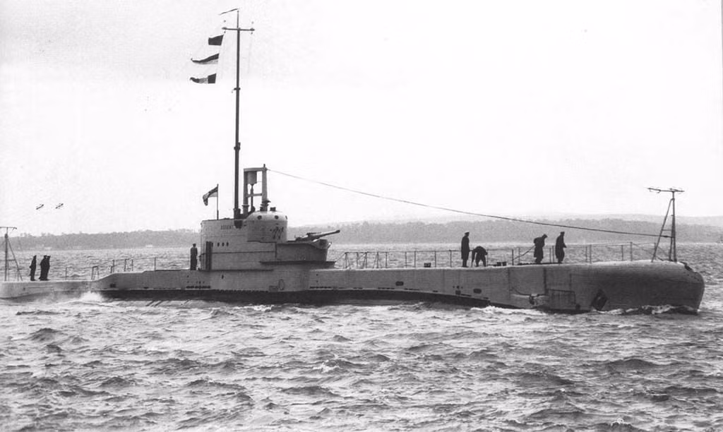 Cách thức hiệu quả nhất là nghe tiếng tàu ngầm đối phương va chạm với đáy biển và tiếng vỏ tàu ngầm bị áp suất quá lớn của nước đè bẹp kêu "cọt kẹt" dưới đáy biển. Tuy nhiên không phải lúc nào những âm thanh này cũng là thật vì các kíp lái tàu ngầm có rất nhiều mánh khoé khác nhau. Nguồn ảnh: Navyhistory.