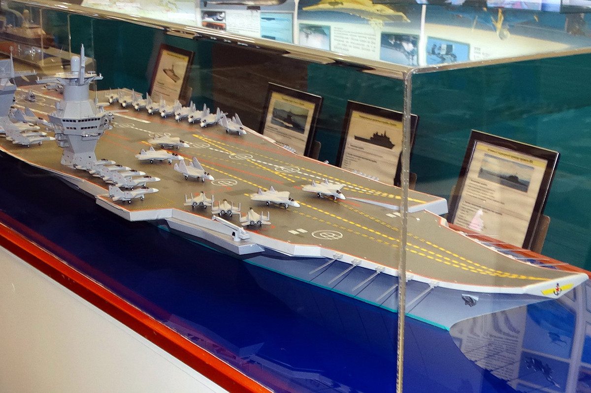 Loại tàu sân bay đời mới này của Nga chắc chắn sẽ được trang bị động cơ tua-bin khí chạy bằng năng lượng hạt nhân. Ngoài ra, nhiều nguồn tin còn nhận định Đề án 23000 sẽ có khả năng mang theo tối đa 60 máy bay chiến đấu các loại. Nguồn ảnh: Fotoreport.