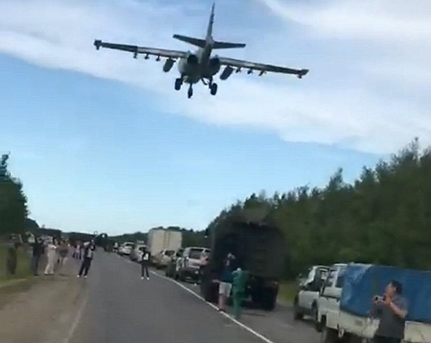 Đường cao tốc này trên thực tế đã được thiết kế đặc biệt để sẵn sàng làm đường băng đáp ứng nhu cầu hạ cánh khẩn cấp cho cả máy bay dân sự và quân sự.