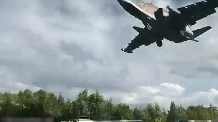 Chiến đấu cơ Sukhoi. Một số người dân đã phấn khích kêu lên: “Đẹp quá, ấn tượng quá... May mắn được dừng lại xem như thế này...”.