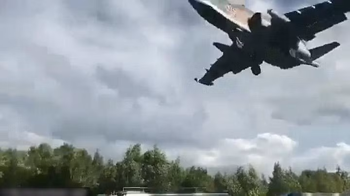 Chiến đấu cơ Sukhoi. Một số người dân đã phấn khích kêu lên: “Đẹp quá, ấn tượng quá... May mắn được dừng lại xem như thế này...”.