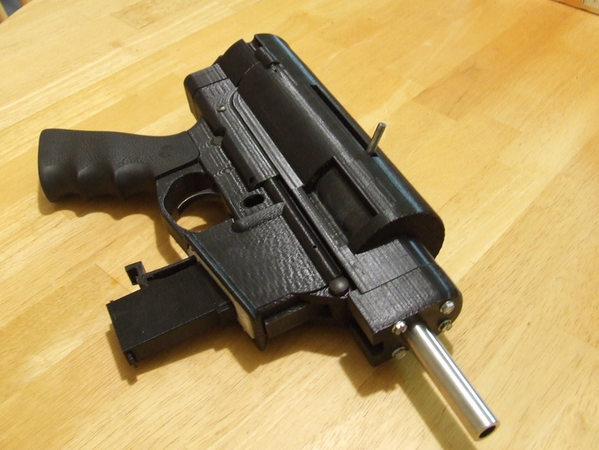 Cụ thể, một vài người đã dựa trên nguyên mẫu của súng được in 3D từ nhựa, sau đó cải biên lại, thêm các thành phần kim loại vào bên trong súng - tạo ra một khấu súng tự chế có thể bắn hàng trăm phát trước khi bị hỏng hoặc kẹt đạn. Nguồn ảnh: ABCnews.