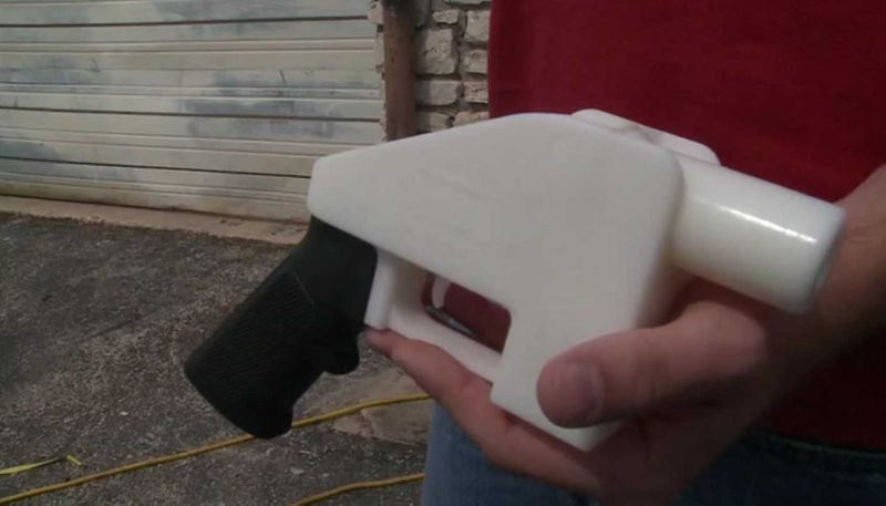 Thông thường, các loại súng 3D với nòng làm bằng nhựa chỉ có khả năng bắn được khoảng... 10 phát đạn trước khi nó bị hỏng hoàn toàn. Tuy nhiên, trong tay nhiều người sử dụng, loại súng này lại có thể làm nhiều hơn thế. Nguồn ảnh: Tube.