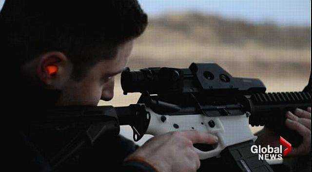 Thậm chí, súng trường tấn công cũng có thể được in bằng nhựa để "lên khuôn" trước khi một vài chi tiết quan trọng được thay thế bằng kim loại gia công sau này. Hiện tại, chỉ tính riêng ở Mỹ, chính quyền nước này đã phải đối mặt với việc sửa một loạt luật chỉ vì khẩu súng in 3D này. Nguồn ảnh: Globalnews.