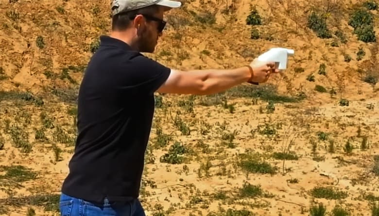 Mặc dù có cấu tạo hoàn toàn bằng nhựa, tuy nhiên súng 3D lại được sử dụng để bắn ra các loại đạn thông thường từ súng lục cho tới cả súng trường. Tuy nhiên, do cấu tạo hết sức thiếu ổn định, thông thường súng 3D chỉ là súng ngắn, có khả năng bắn từng viên một và chỉ có tuổi thọ khoảng vài phát bắn. Nguồn ảnh: Tube.