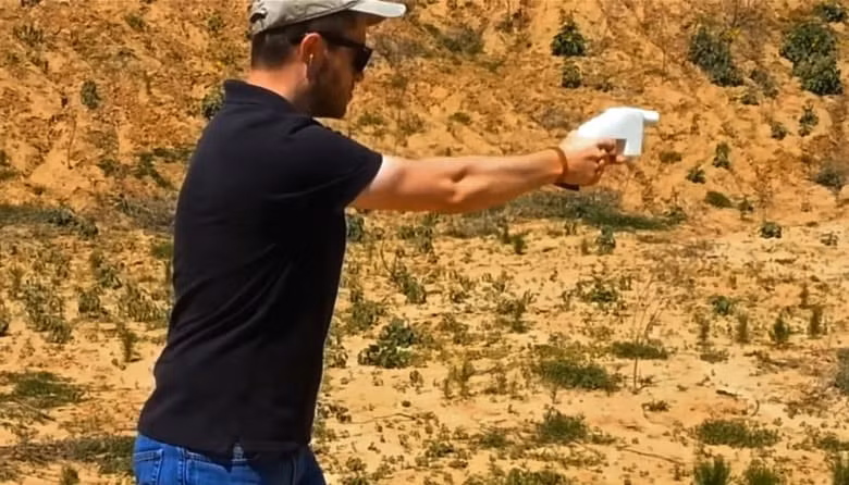 Mặc dù có cấu tạo hoàn toàn bằng nhựa, tuy nhiên súng 3D lại được sử dụng để bắn ra các loại đạn thông thường từ súng lục cho tới cả súng trường. Tuy nhiên, do cấu tạo hết sức thiếu ổn định, thông thường súng 3D chỉ là súng ngắn, có khả năng bắn từng viên một và chỉ có tuổi thọ khoảng vài phát bắn. Nguồn ảnh: Tube.