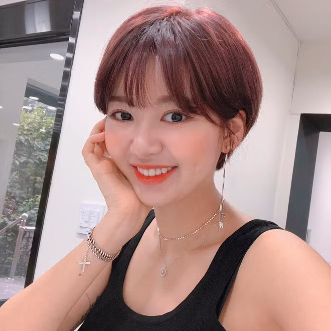 Ưu điểm của kiểu tóc pixie là giúp các cô gái dễ dàng khoe phần cổ thon gọn cùng những phụ kiện như khuyên tai bản dài hay vòng cổ đính kết lấp lánh.