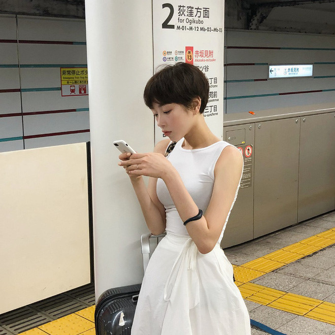 Với những cô gái yêu thích kiểu tóc pixie, trang phục tông màu trung tính, có phom dáng đơn giản chính là gợi ý hoàn hảo nhất. Không nên diện những bộ cánh quá nhiều chi tiết, màu sắc loè loẹt bởi chúng sẽ khiến hình ảnh bạn trông sến sẩm.