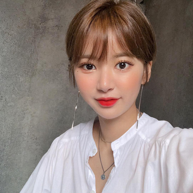 Trong những ngày hè nắng nóng, các cô gái sẽ rất khó giữ mái tóc dài suông mượt suốt cả ngày. Đó chính là lý do pixie trở thành kiểu tóc được nhiều tín đồ thời trang Hàn Quốc lựa chọn.