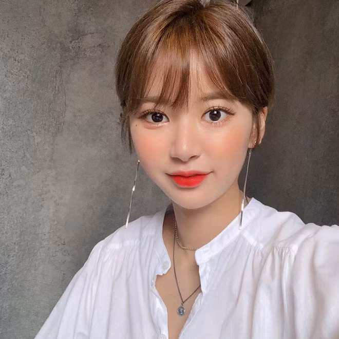 Trong những ngày hè nắng nóng, các cô gái sẽ rất khó giữ mái tóc dài suông mượt suốt cả ngày. Đó chính là lý do pixie trở thành kiểu tóc được nhiều tín đồ thời trang Hàn Quốc lựa chọn.