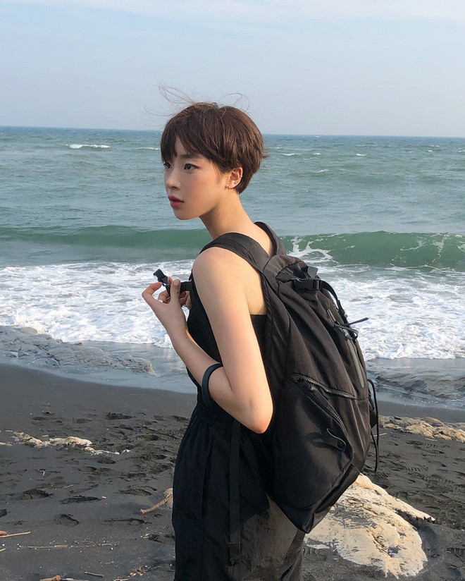 Những chiếc vòng cổ, khuyên tai statement quá nổi bật, điệu đà sẽ trở nên lệch tông với mái tóc ngắn pixie. Thay vào đó, các các cô gái nên kết hợp khéo léo những phụ kiện tối giản về chi tiết như choker hay khuyên tai bản dài để tăng thêm nét cá tính.