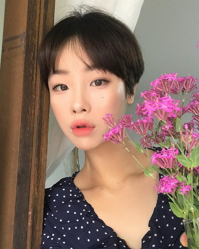 Những cô gái sở hữu gương mặt góc cạnh, vầng trán cao hoàn toàn có thể yên tâm khi chọn kiểu tóc pixie cá tính.