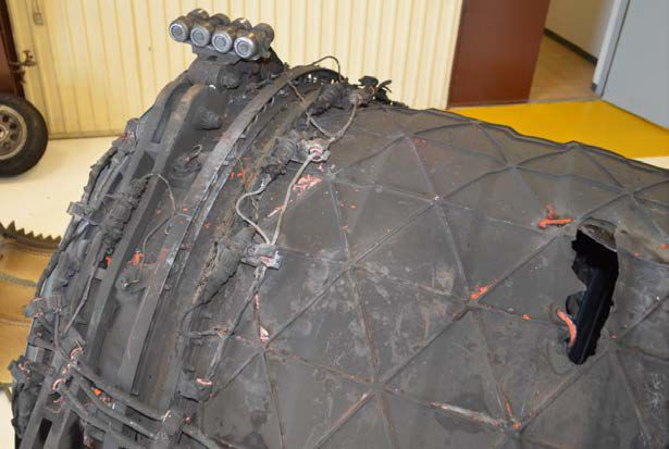 Phần động cơ của chiếc F-35A gặp tai nạn bị phá hỏng hoàn toàn sau vụ tai nạn hôm 23/6/2014. Nguyên nhân của vụ việc được xác nhận sau đó là do phần cánh quạt bên trong động cơ bị gẫy đã văng ra gây cháy mất kiểm soát. Nguồn ảnh: Aviation.