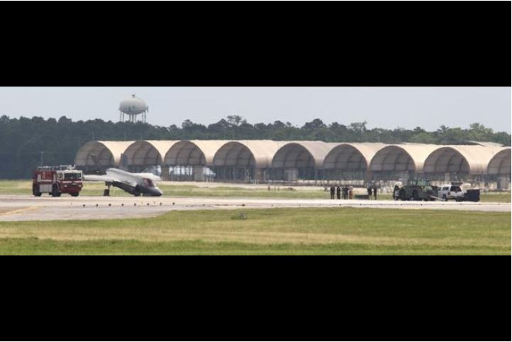 Theo nhiều nguồn tin, việc cấm bay đối với các chiến đấu cơ F-35A sẽ kéo dài cho tới khi Không quân Mỹ điều tra ra nguyên nhân của vụ việc tai nạn gãy càng đáp khiến phi công thương nặng hôm 22/8 vừa rồi. Nguồn ảnh: Twitter.