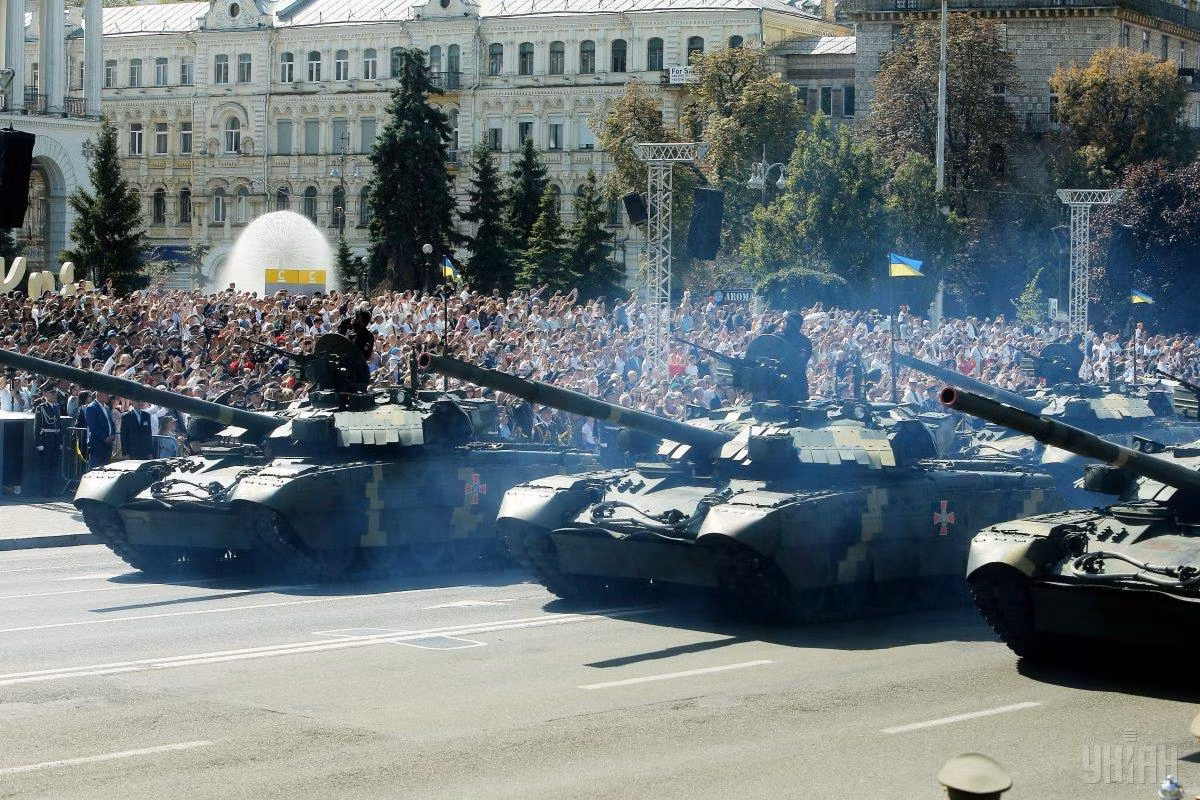 Xe tăng T-84 - một trong những phiên bản xe tăng hiện đại nhất hiện nay mà Ukraine sở hữu cũng xuất hiện với số lượng rất lớn trong cuộc duyệt binh. Nguồn ảnh: Yhiah.