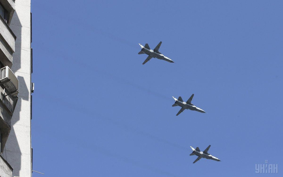 Cường kích cơ Su-24 xuất hiện trên trong cuộc duyệt binh trên bầu trời Kiev - sau rất nhiều năm vắng bóng, tới năm nay Không quân và Không quân Hải quân Ukraine mới tham dự cuộc duyệt binh này. Nguồn ảnh: Yhiah.