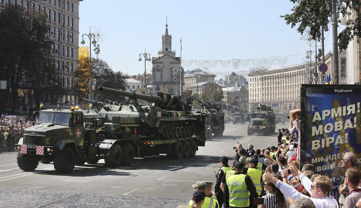 Pháo tự hành 2S7 "Pion" cỡ nòng 203mm cực khủng do Liên Xô sản xuất được Ukraine mang ra trình diễn trong cuộc duyệt binh. Tuy nhiên không hiểu vì lý do gì pháo tự hành này lại được đặt trên thùng xe kéo. Nguồn ảnh: Yhiah.