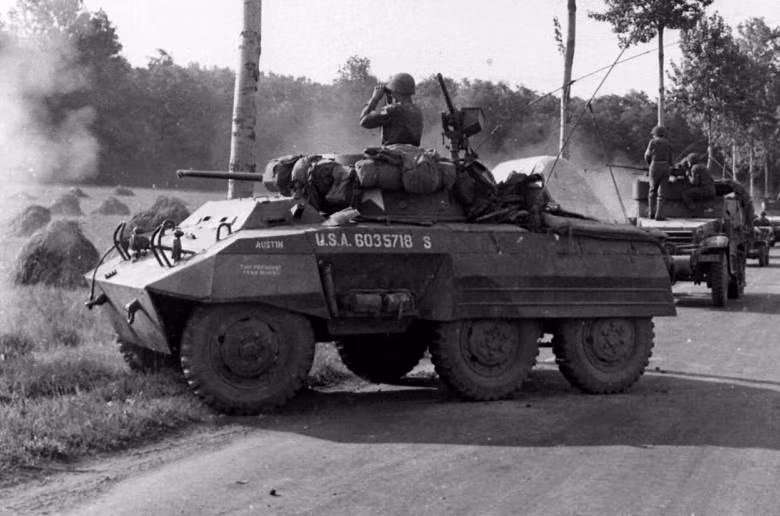 M8 Greyhound được thiết kế cho vai trò trinh sát chiến trường, cho nên về mặt thông số kỹ thuật của nó chú trọng tới "nhẹ - nhanh - hỏa lực thường". Nó chỉ nặng 7,89 tấn, có chiều dài 5 mét, rộng 2,54 mét và cao 2,25 mét. Nguồn ảnh: USAM.