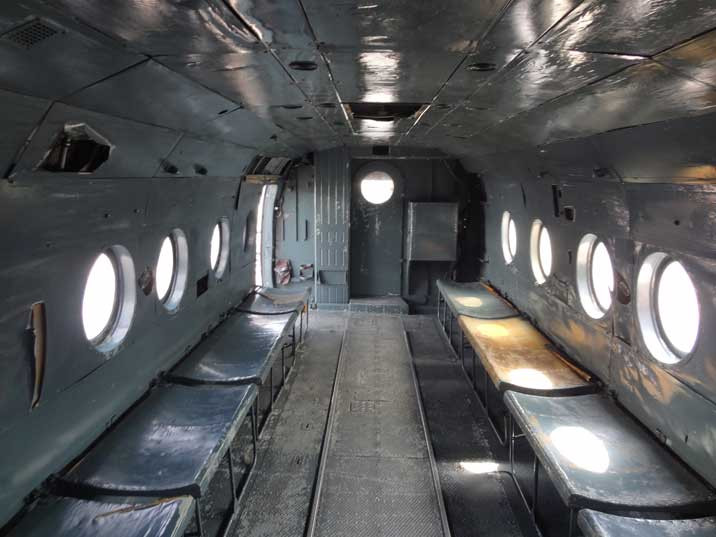 Loại trực thăng này có khoang chứa rất rộng, có thể mang theo được tối đa 8 binh lính với đầy đủ trang thiết bị hoặc 4 cáng cứu thương. Khi vận tải hàng hoá, Mi-24 có thể mang được tối đa 2,4 tấn hàng hoá các loại. Nguồn ảnh: Wiki.