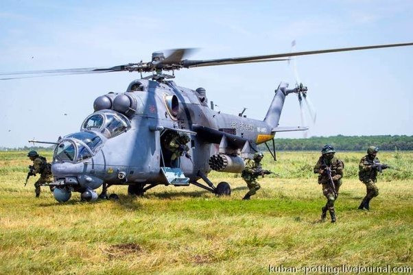Mi-24 thực tế ra đời trước cả Apache, là loại trực thăng được thiết kế theo kiểu trực thăng tấn công nhưng lại có kèm theo tính năng vận tải người và hàng hoá - một tính năng cực kỳ quan trọng và rất then chốt trong mọi cuộc chiến, trên mọi chiến trường. Nguồn ảnh: Kuban.