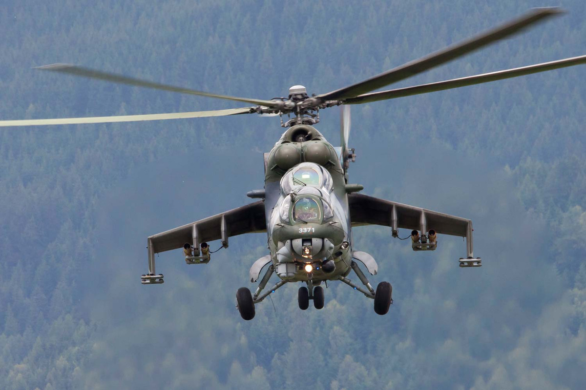 Khả năng mang vũ khí của Mi-24 cũng tỏ ra vượt trội hơn so với chiếc trực thăng tấn công của Mỹ. Cụ thể, Mi-24 có thể mang được tối đa tới 1500 kg vũ khí các loại dưới các giá treo vũ khí của mình, kèm theo đó là một khẩu súng máy 12,7mm hoặc pháo hai nòng 30mm hoặc pháo hai nòng 23 mm tuỳ từng nhiệm vụ. Nguồn ảnh: Aviation.