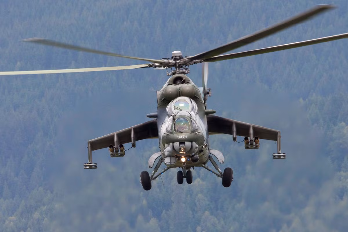 Khả năng mang vũ khí của Mi-24 cũng tỏ ra vượt trội hơn so với chiếc trực thăng tấn công của Mỹ. Cụ thể, Mi-24 có thể mang được tối đa tới 1500 kg vũ khí các loại dưới các giá treo vũ khí của mình, kèm theo đó là một khẩu súng máy 12,7mm hoặc pháo hai nòng 30mm hoặc pháo hai nòng 23 mm tuỳ từng nhiệm vụ. Nguồn ảnh: Aviation.