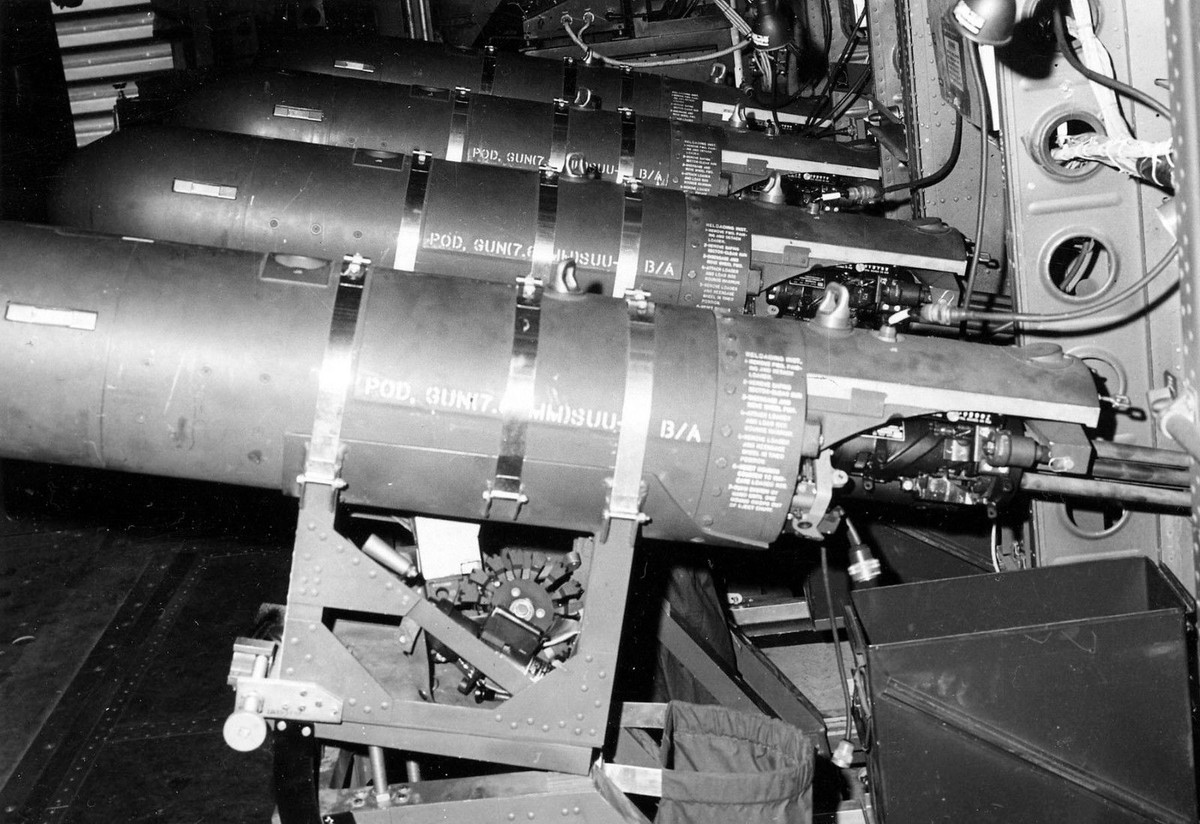 Về trang bị vũ khí, AC-119 có trang bị bao gồm 4 khẩu minugun loại GAU-2/A cỡ nòng 7,62mm. Kèm theo đó là 2 pháo 6 nòng loại Vulcan cỡ 20mm và 60 quả pháo sáng Mk24. Ảnh: USAF.