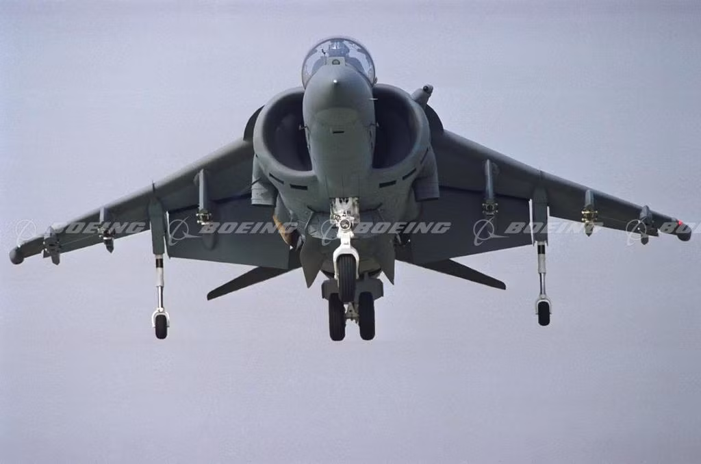 AV-8B là loại cường kích cơ có một chỗ ngồi, chiều dài đạt 14,12 mét, sải cánh 9,25 mét và có diện tích mặt cánh 22,61 mét vuông. Loại cường kích cơ này được trang bị một động cơ Rolls-Royce Pegasus F402-RR-408. Nguồn ảnh: Boeing.