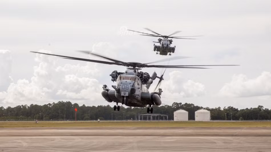 So với trực thăng Chinook CH-47, CH-53E Super Stallion thậm chí còn lớn hơn. Đây cũng là loại trực thăng vận tải duy nhất có khả năng vác theo một... trực thăng CH-47 bị tai nạn. Nguồn ảnh: Sina.