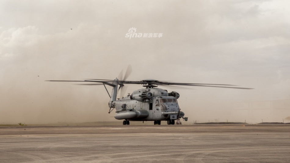 Về thiết kế, CH-53E Super Stallion có hình dạng gần giống với CH-53 Sea Stallion tuy nhiên nó được trang bị 3 động cơ có công suất lớn hơn hẳn so với hai động cơ của Sea Stallion. CH-53E cũng có cánh quạt 7 lá - thay vì cánh quạt 6 lá như ở CH-53. Nguồn ảnh: Sina.