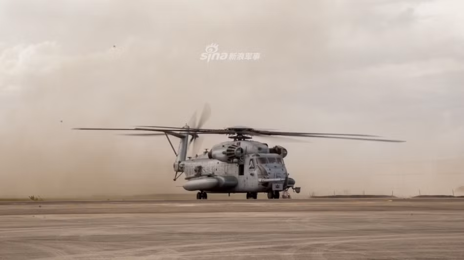 Về thiết kế, CH-53E Super Stallion có hình dạng gần giống với CH-53 Sea Stallion tuy nhiên nó được trang bị 3 động cơ có công suất lớn hơn hẳn so với hai động cơ của Sea Stallion. CH-53E cũng có cánh quạt 7 lá - thay vì cánh quạt 6 lá như ở CH-53. Nguồn ảnh: Sina.